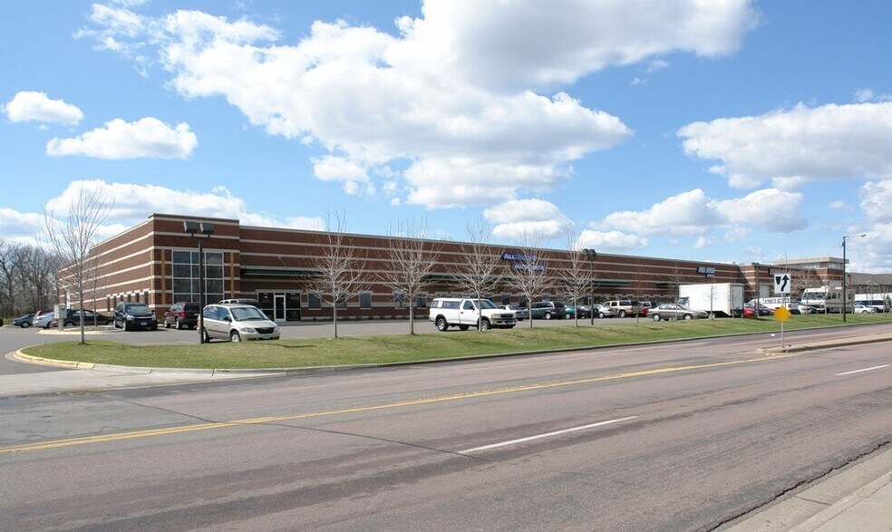 More Photos Of 8451-8479 Xerxes Ave N, Brooklyn Park Showroom For Lease
