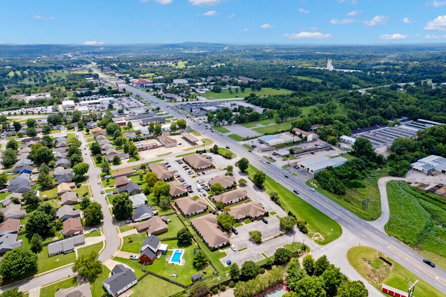 More Photos Of 3291 S Thompson St, Springdale Unknown For Lease