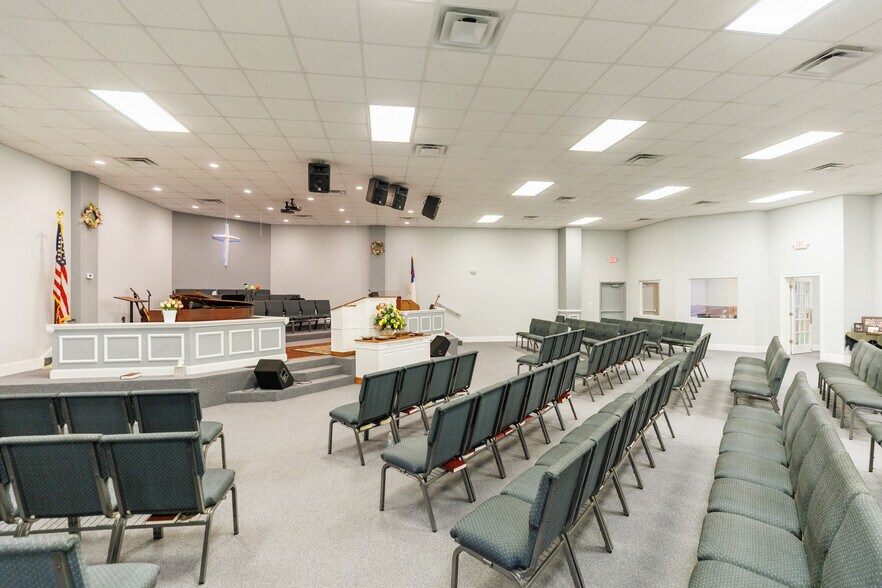 More Photos Of 37 E Main St, Lakeland Flex For Sale