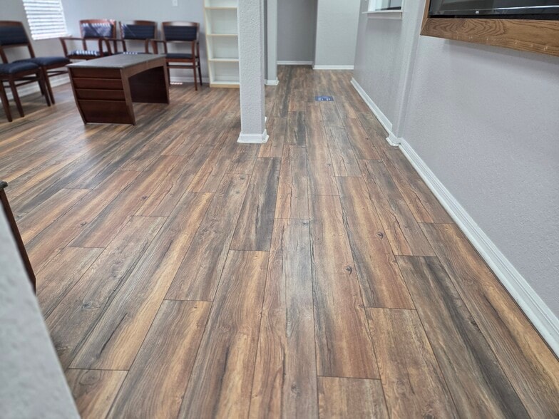 More Photos Of 143 N Oakwood Ave, Brandon Office For Lease