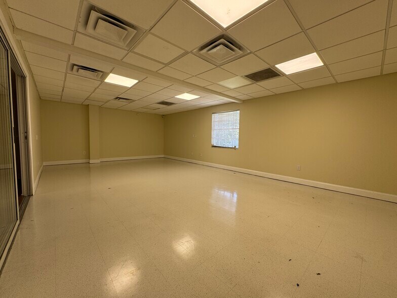 More Photos Of 4828 W Gandy Blvd, Tampa Business Park For Lease