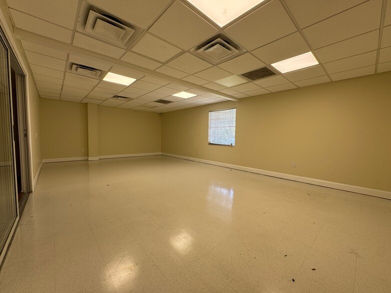 More Photos Of 4828 W Gandy Blvd, Tampa Business Park For Sale