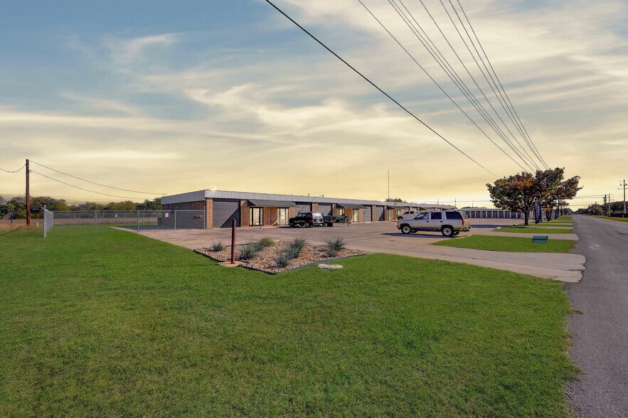 More Photos Of 1419 Fleming Dr, Seguin Flex For Lease