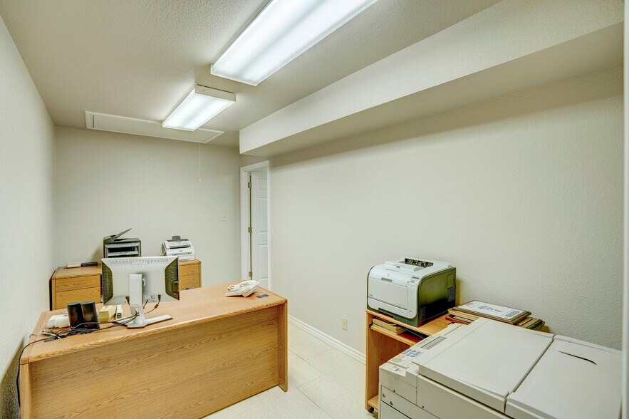 More Photos Of 2620 Carson St, Haltom City Light Distribution For Lease