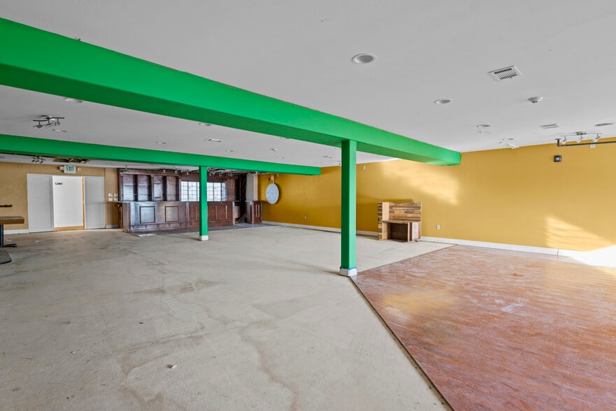 More Photos Of 930 SE Pioneer Way, Oak Harbor General Retail For Sale