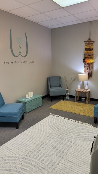 More Photos Of 500 S Polk St, Greenwood Showroom For Lease