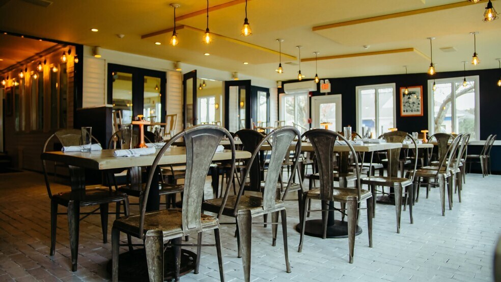 More Photos Of 17 S Edison St, Montauk Freestanding For Lease