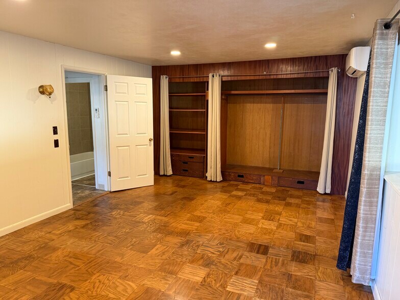 More Photos Of 328 Pioneer St, Ridgefield General Retail For Sale