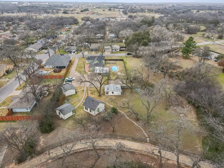 More Photos Of 512 N Travis St, Granbury Hospitality For Sale
