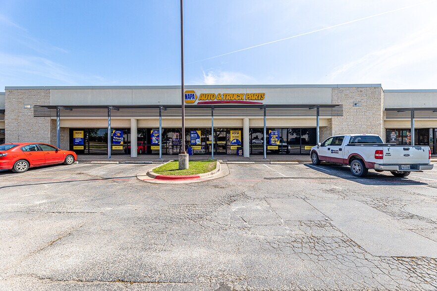 More Photos Of 2000 N Mays St, Round Rock Freestanding For Lease