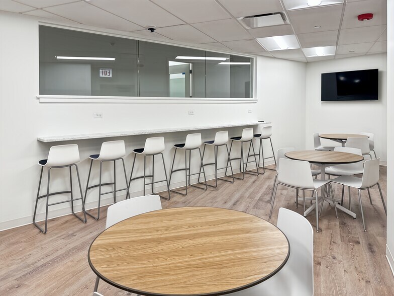 More Photos Of 2828 N Clark St, Chicago Coworking Space