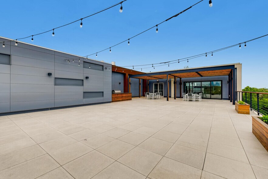 More Photos Of 2017 N Mendell St, Chicago Office For Sale