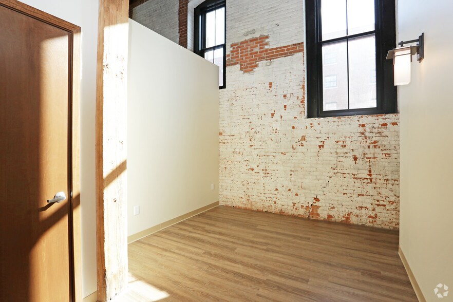 More Photos Of 511 Pershing Ave, Davenport Multifamily For Sale