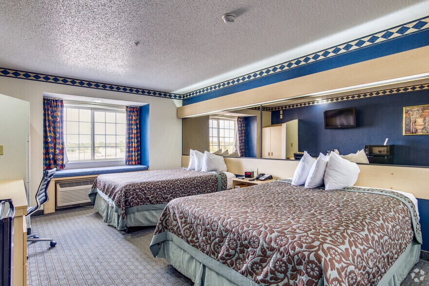 More Photos Of 1420 N Lorraine St, Hutchinson Hotel For Sale