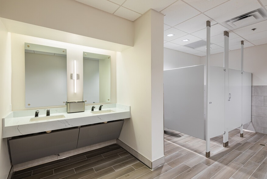 More Photos Of 8900 N 22nd Ave, Phoenix Office For Sale