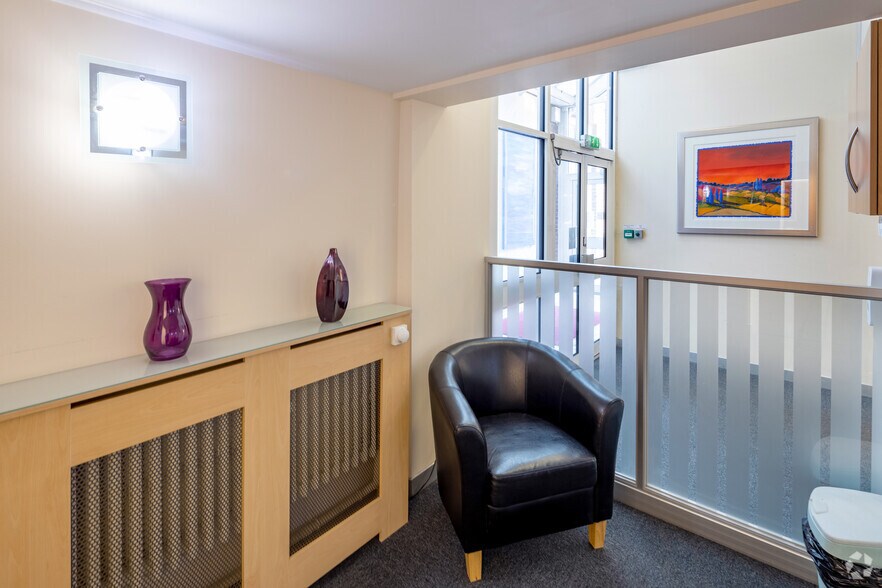 26 Haslucks Green Rd, Solihull, WMD B90 2EL Office For Lease