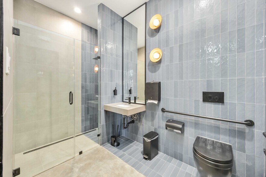 More Photos Of 5214 Harrisburg Blvd, Houston Office For Lease