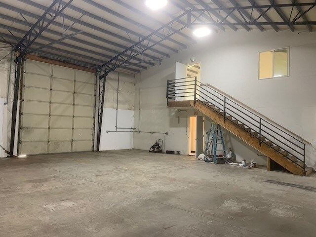 More Photos Of 37680 Ruben Ln, Sandy Industrial For Lease