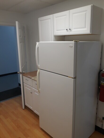 More Photos Of 30798 US Highway 19 N, Palm Harbor Warehouse For Lease