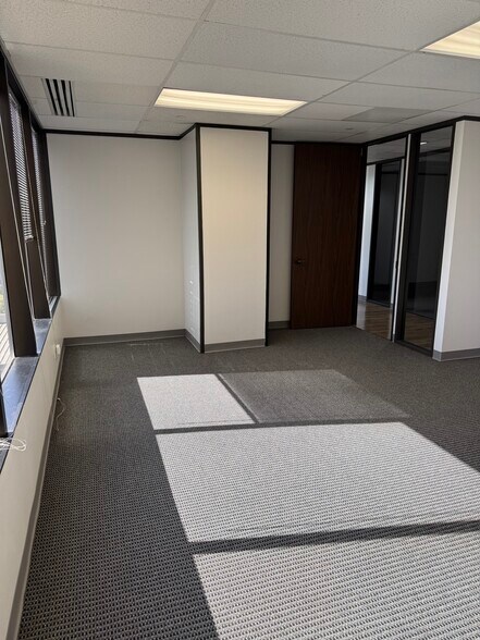 More Photos Of 7324 Southwest Fwy, Houston Office For Lease