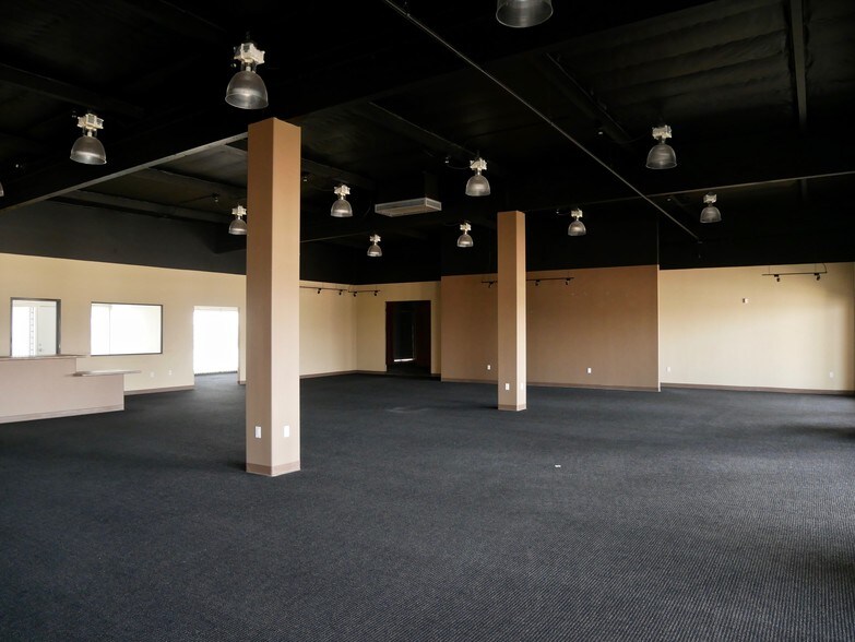 More Photos Of 1365-1371 Del Norte Rd, Camarillo Showroom For Sale