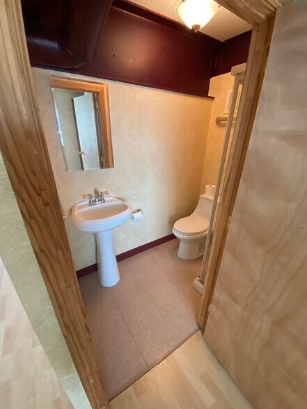 More Photos Of 77 Gazza Blvd, Farmingdale Showroom For Sale