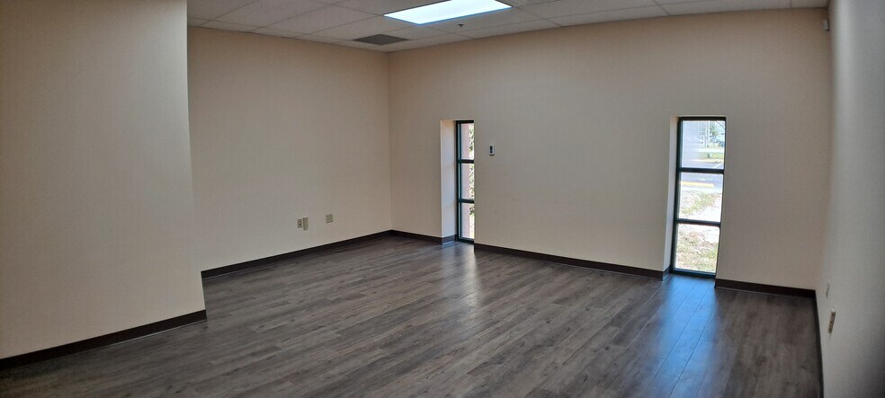 More Photos Of 5000 Park St N, Saint Petersburg Flex For Lease