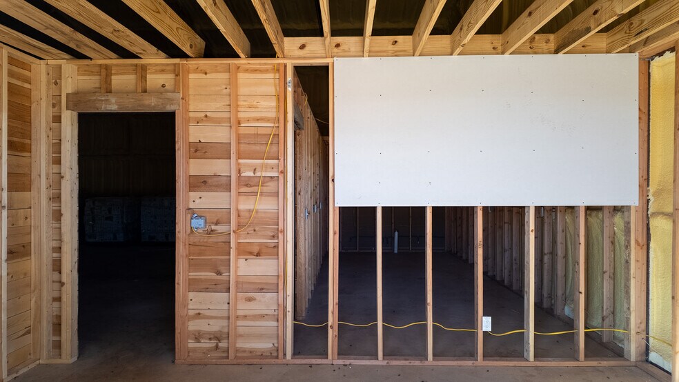 More Photos Of 625 Koloa Ave, Edmond Warehouse For Sale