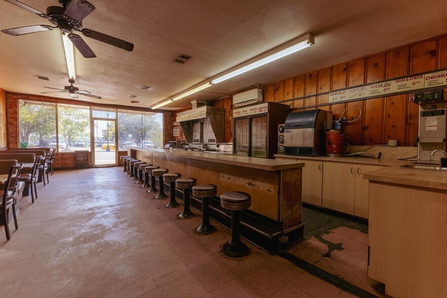 More Photos Of 400 N Main St, Hattiesburg General Retail For Sale