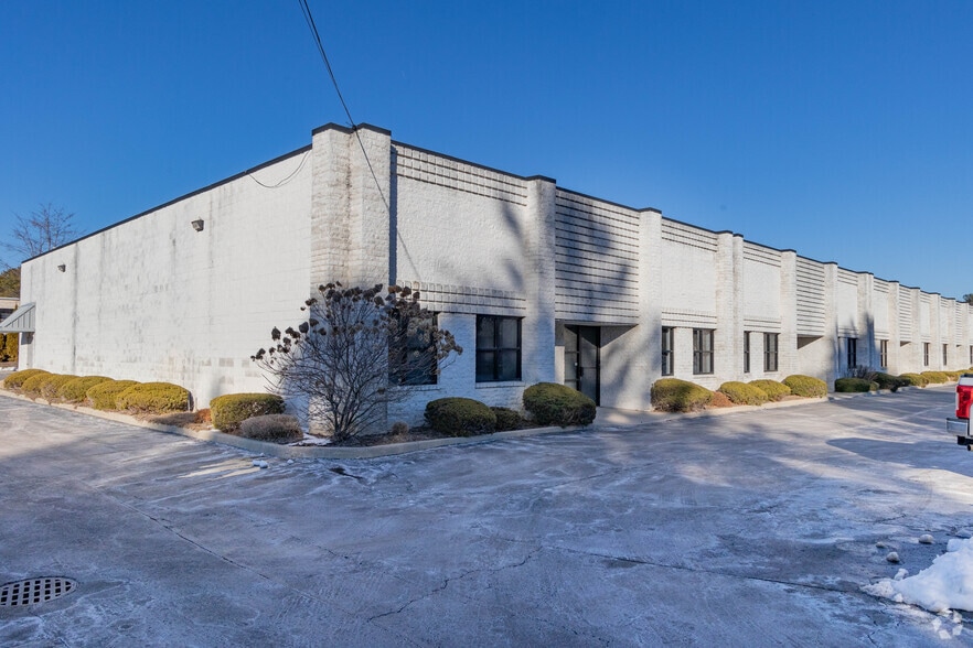 More Photos Of 7 Shirley St, Bohemia Warehouse For Lease