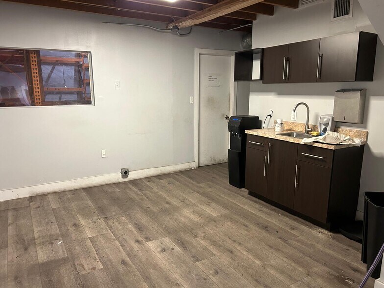 More Photos Of 2955 NW 75th St, Miami Warehouse For Sale