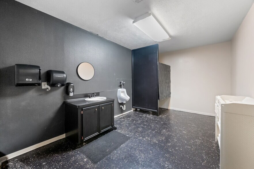 More Photos Of 115 N Willis Ave, Livingston Warehouse For Sale