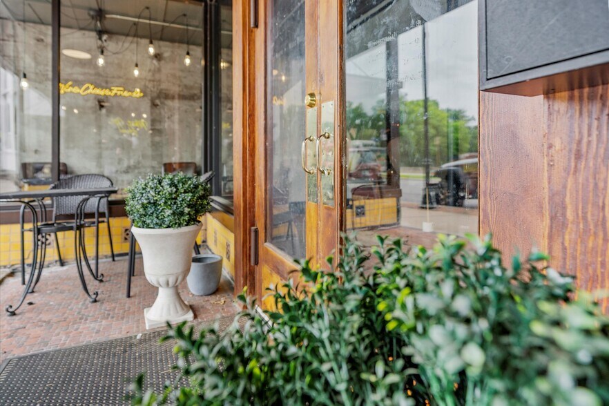 More Photos Of 415 S Thompson Ave, Excelsior Springs Bar For Sale