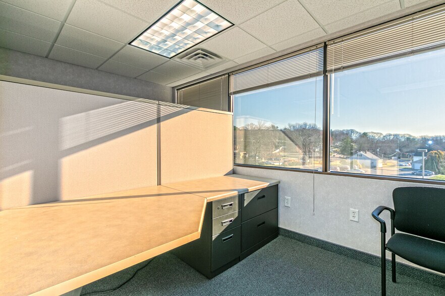 More Photos Of 400 Bayonet St, New London Medical For Lease
