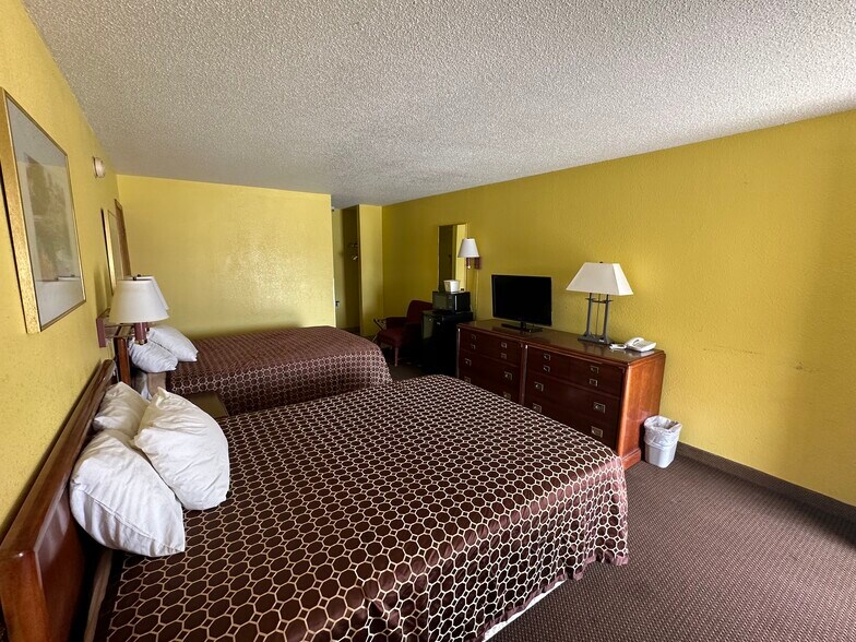 More Photos Of 123 E 14th St, Larned Hotel For Sale