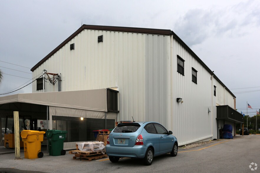 More Photos Of 1937-1985 10th Ave N, Lake Worth Light Distribution For Sale