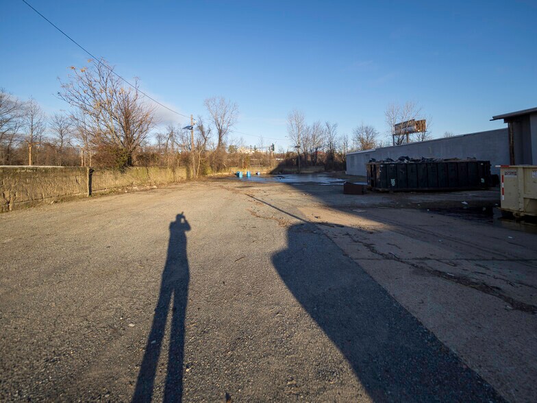 More Photos Of 39 Meade St, Trenton Distribution For Lease