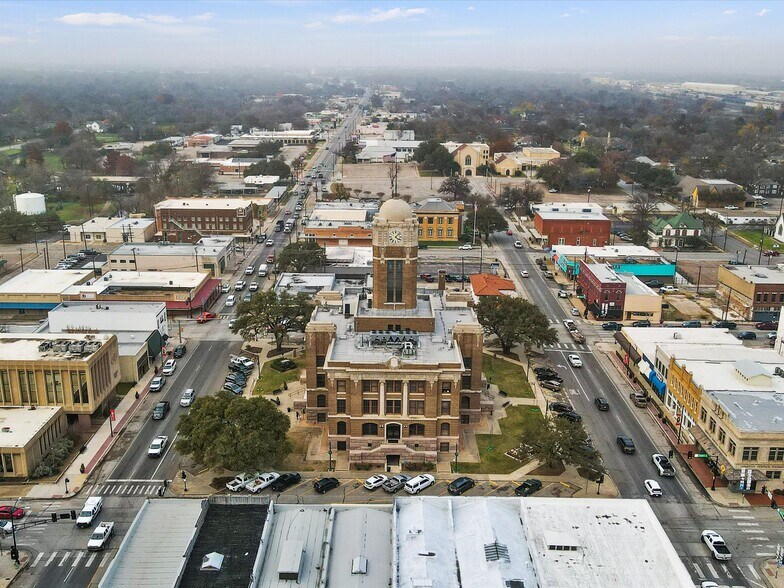 More Photos Of 104 S Main St, Cleburne Office For Sale