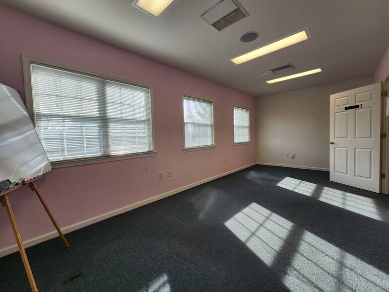 More Photos Of 722 Grant St, Herndon Medical For Sale