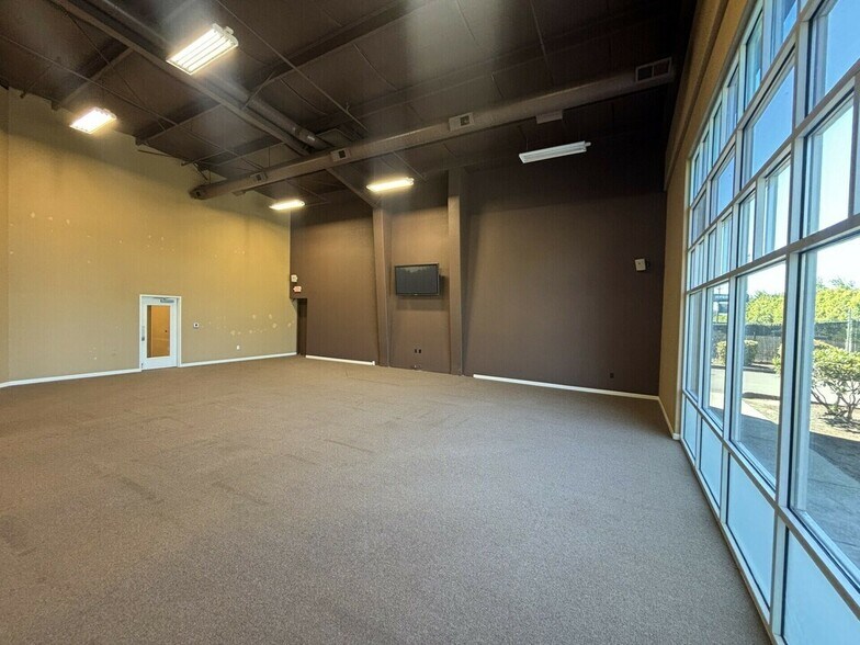 More Photos Of 2820 SE 58th Ct, Hillsboro Showroom For Lease
