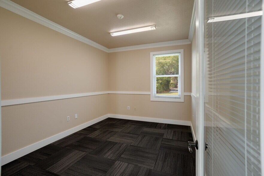 More Photos Of 1734 Apex Rd, Sarasota Warehouse For Lease