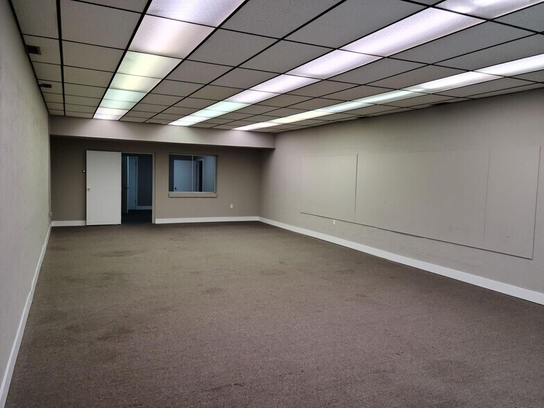 More Photos Of 3060 Madison Ave SE, Grand Rapids Service For Lease