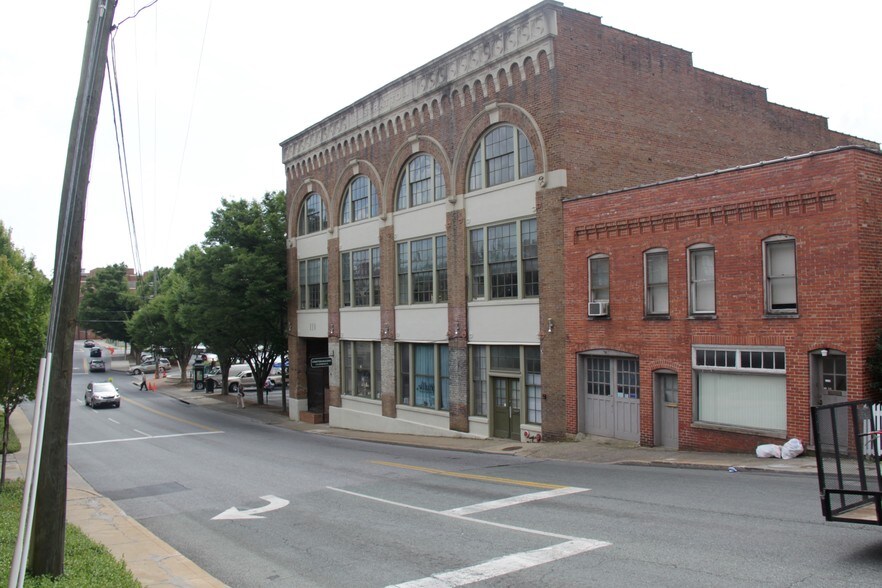 More Photos Of 110 W Johnson St, Staunton Office For Lease