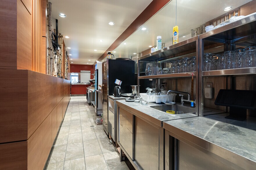 More Photos Of 2464-2466 St Bélanger, Montréal General Retail For Sale