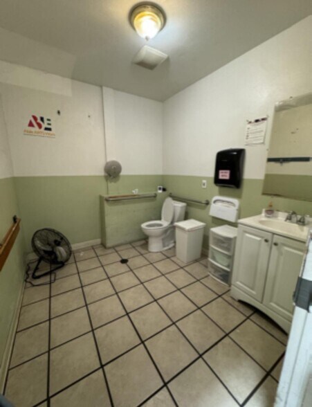 More Photos Of 3827 W Rosecrans Ave, Hawthorne Storefront For Lease