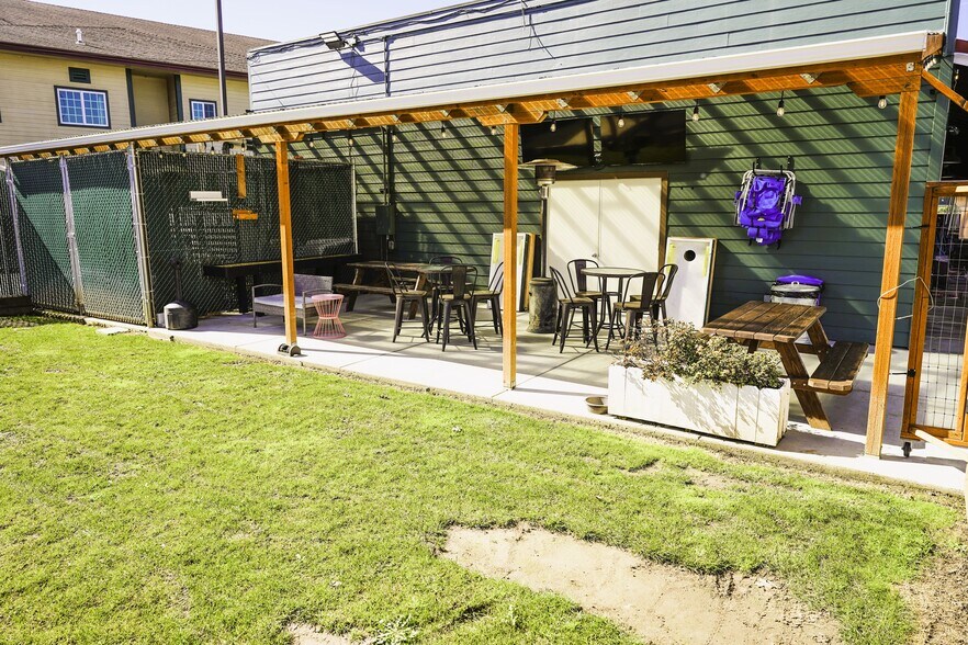 More Photos Of 194 SE Main St, Winston Flex For Sale