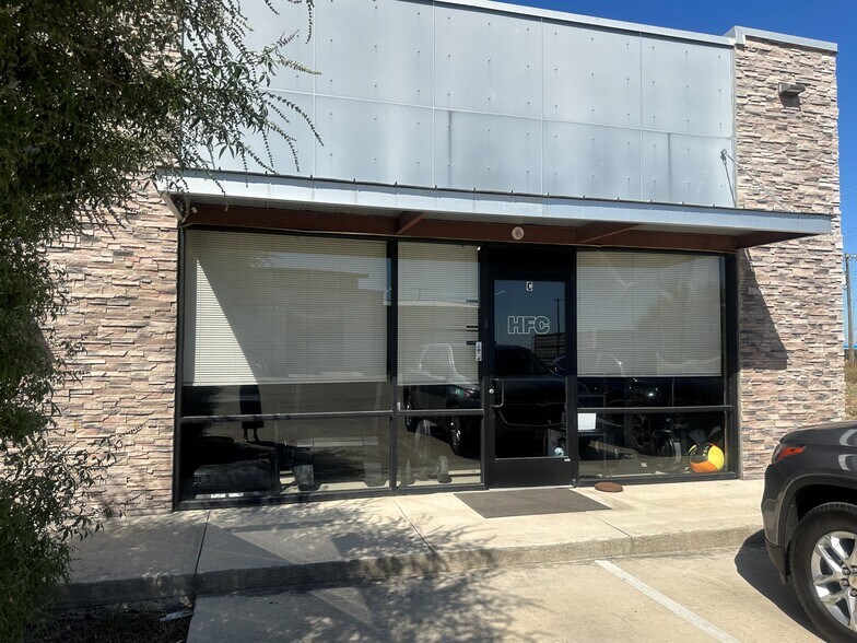 More Photos Of 3750 Limmer Loop, Hutto Storefront Retail Office For Lease