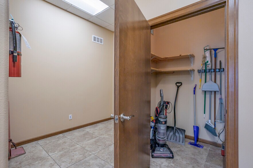 More Photos Of 501 N Quay St, Kennewick Warehouse For Lease