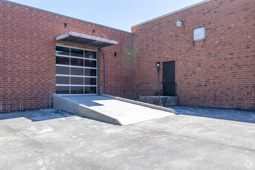 More Photos Of 900 Pressley Rd, Charlotte Warehouse For Lease