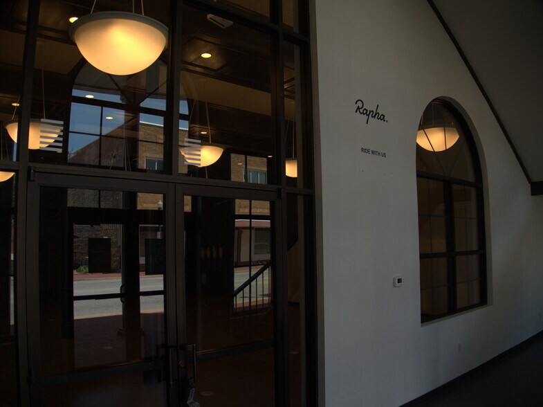 More Photos Of 117 W Central Ave, Bentonville Storefront Retail Office For Lease